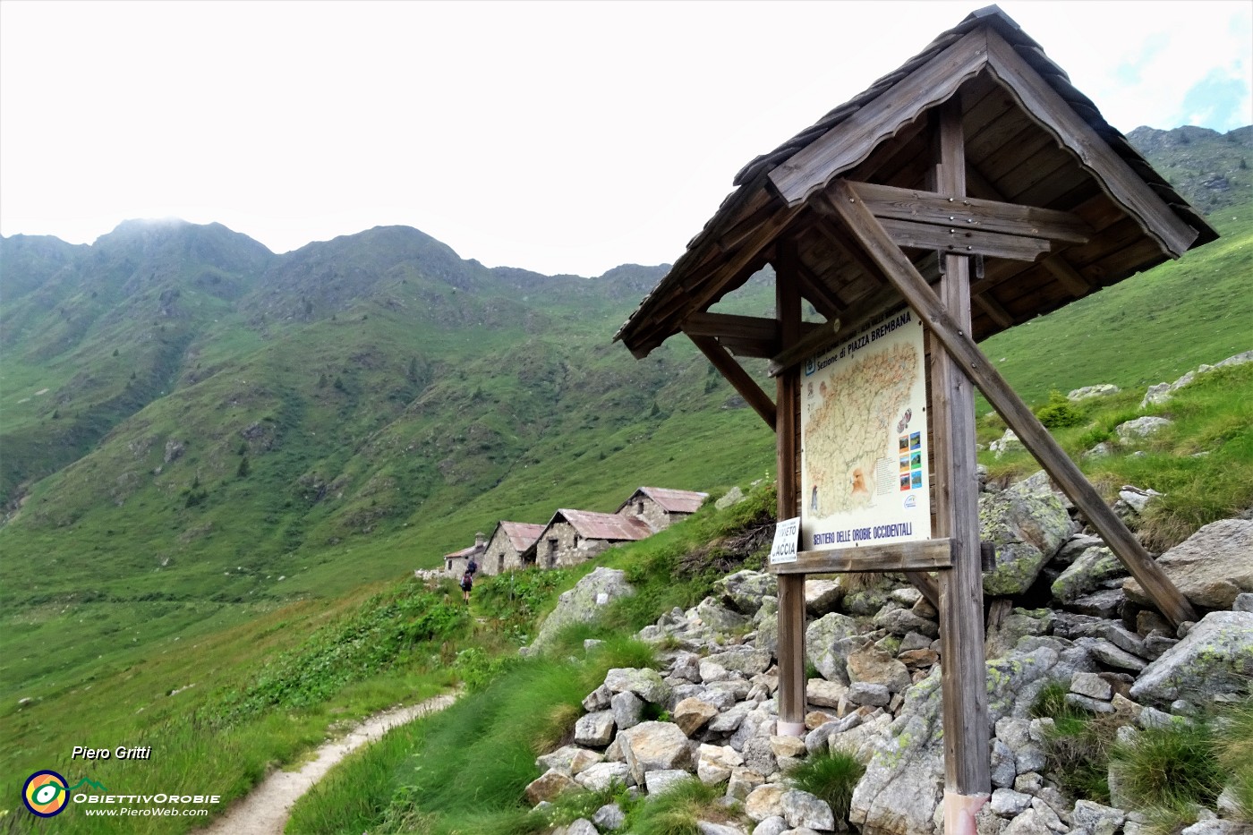 100 Alle Baite dei Fontanini (1861 m) e siamo ormai alla Baita del Camoscio .JPG